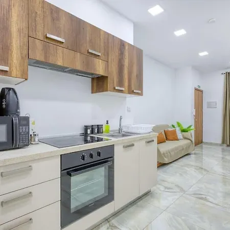 Thirtynine Walk To Balluta Bay & Ferries