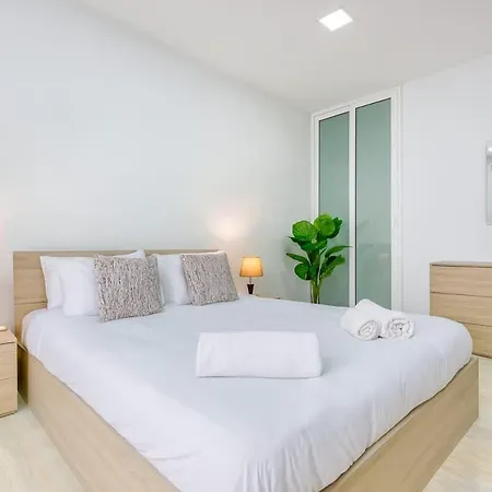 Thirtynine Walk To Balluta Bay & Ferries