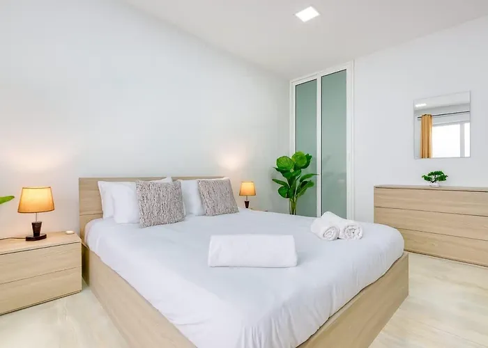 Thirtynine Walk To Balluta Bay & Ferries